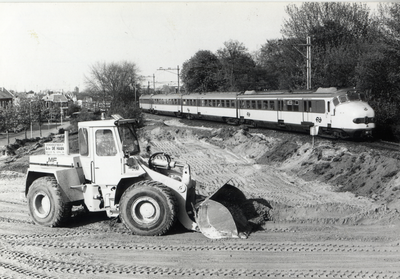 170330 Afbeelding van de grondwerkzaamheden aan de spoordijk nabij de Ossenweerdstraat te Deventer ten behoeve van de ...